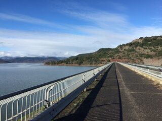 Visite guidée de l'extérieur du barrage du Salagou