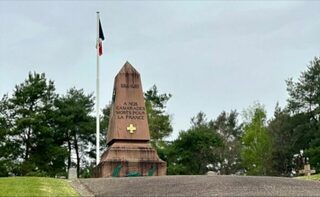 Visite guidée d'une nécropole militaire, récemment inscrite au patrimoine mondia