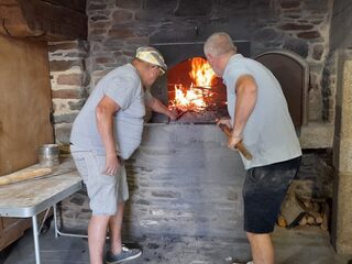 Cuisson du pain dans le fournil communal