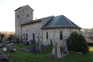 Découvrez une église et son clocher fortifié