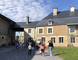 Levez les yeux ! Découverte du Relais de poste de Launois-sur-Vence