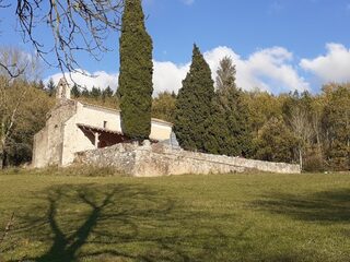 Partez à la découverte de la chapelle Notre-Dame des bois de Mespel !