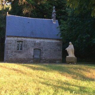 Visite des extérieurs, de la chapelle seigneuriale et parcours abeilles dans le 