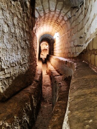 Visite d'une galerie de l'aqueduc antique de Saintes accompagnée d'un guide