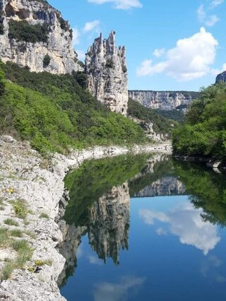 Randonnée nature accompagnée et visite de la grotte de la Madeleine