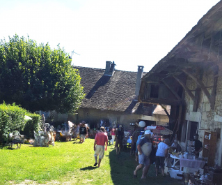 Vide-greniers  mensuel, antiquités, arts de table,trouvailles.