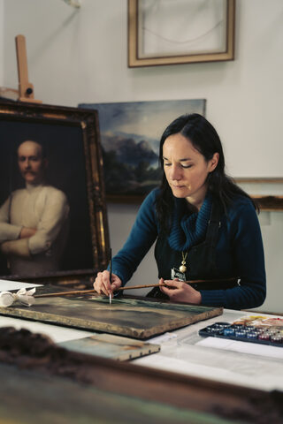 Visite d'un atelier de restauration de tableaux