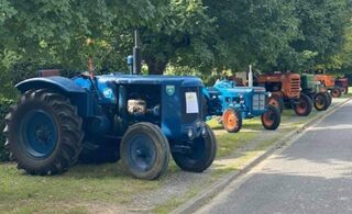 Défilé de tracteurs anciens du Musée du machinisme agricole de la Ferté-Milon