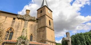 Visitez une église fortifiée