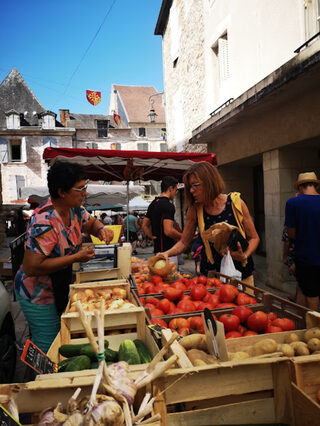 Marché dominical à Souillac